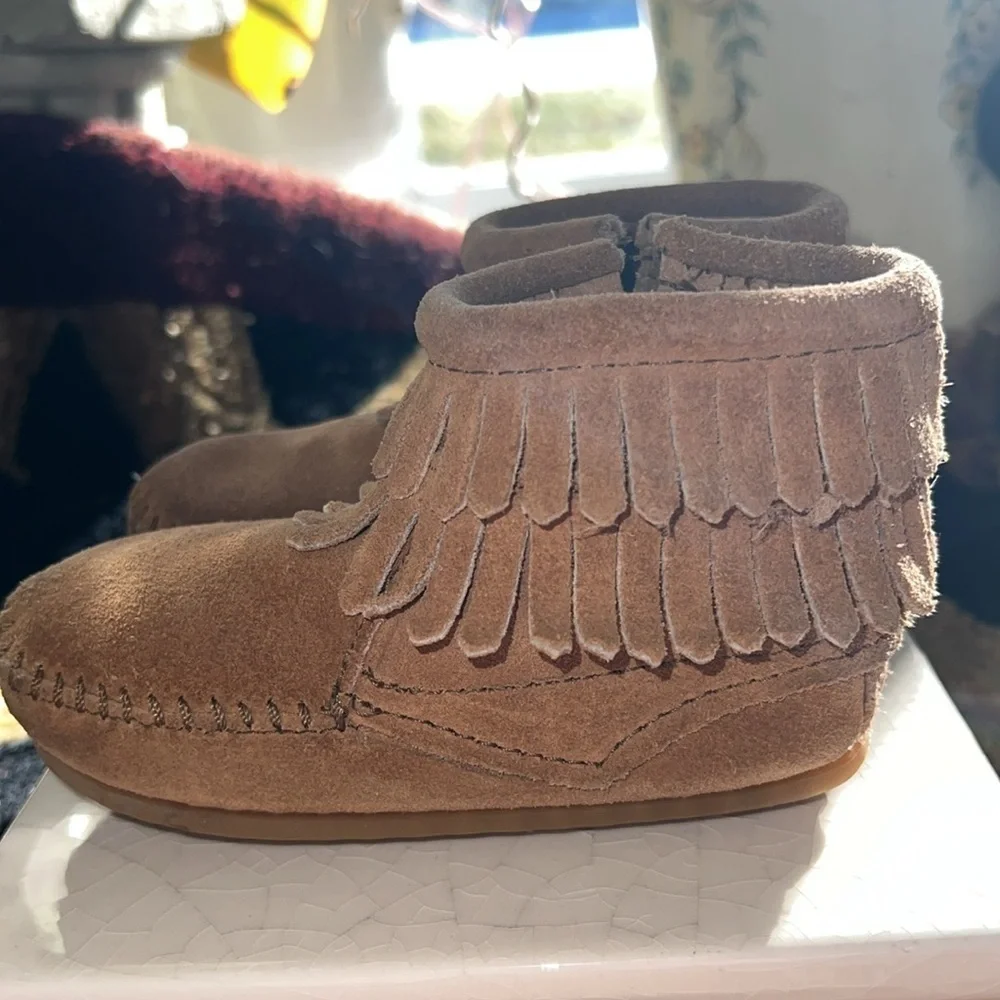 Minnetonka Children's Double Fringe Side Zip Boot, Brown, Leather Suede Size 6